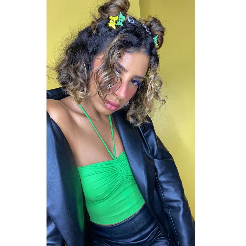 Cute green halter crop top. 💚 Add a pop of color to your wardrobe.